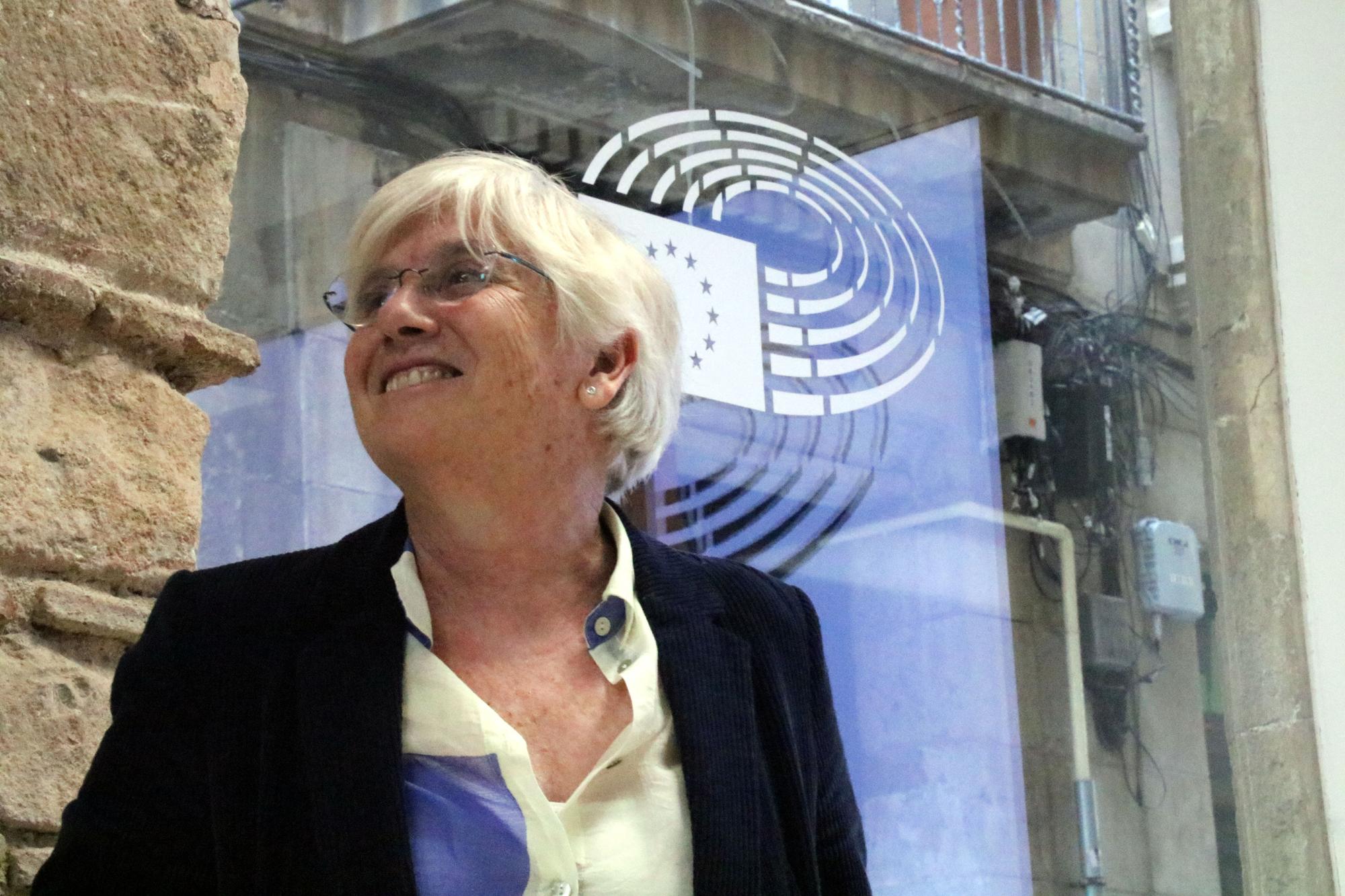 L'eurodiputada de Junts Clara Ponsatí a l'oficina europarlamentària de Junts a Barcelona per Sant Jordi