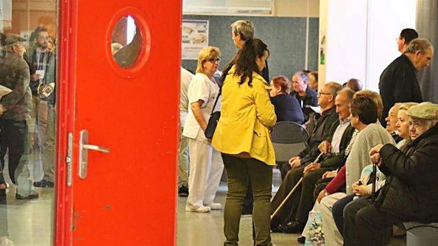 Personas aguardan en una de las salas de espera existentes en el Complejo Asistencial de Zamora.