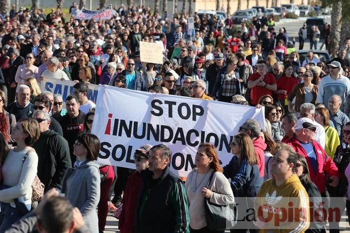 Los Alcázares se echa a la calle para exigir soluciones a las inundaciones