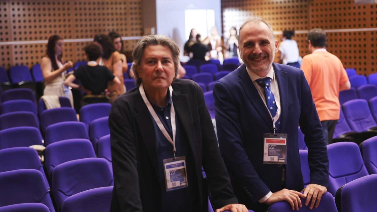 Por la izquierda; José María Villagrán y Andrés Fontalba en el salón de actos del HUSA.