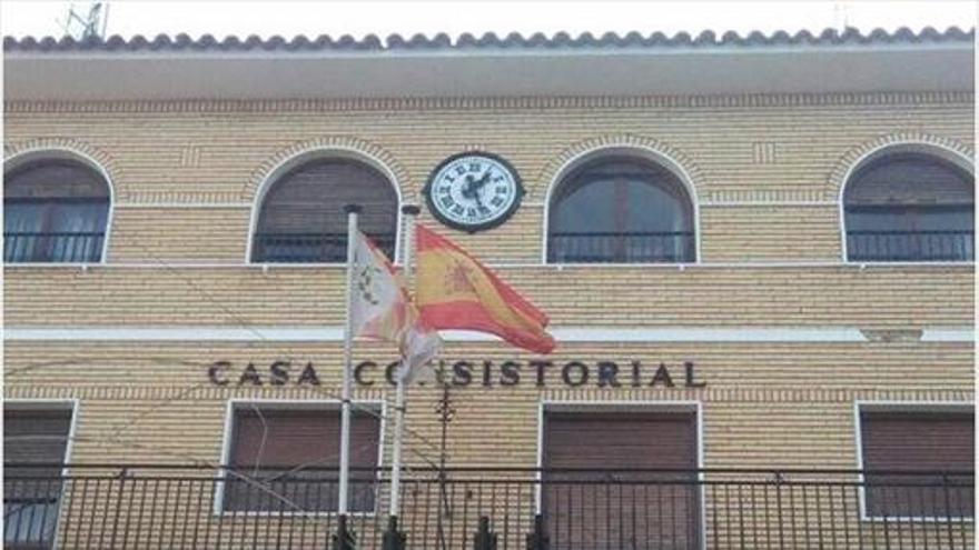 Un reloj ya marca las horas en la fachada del ayuntamiento