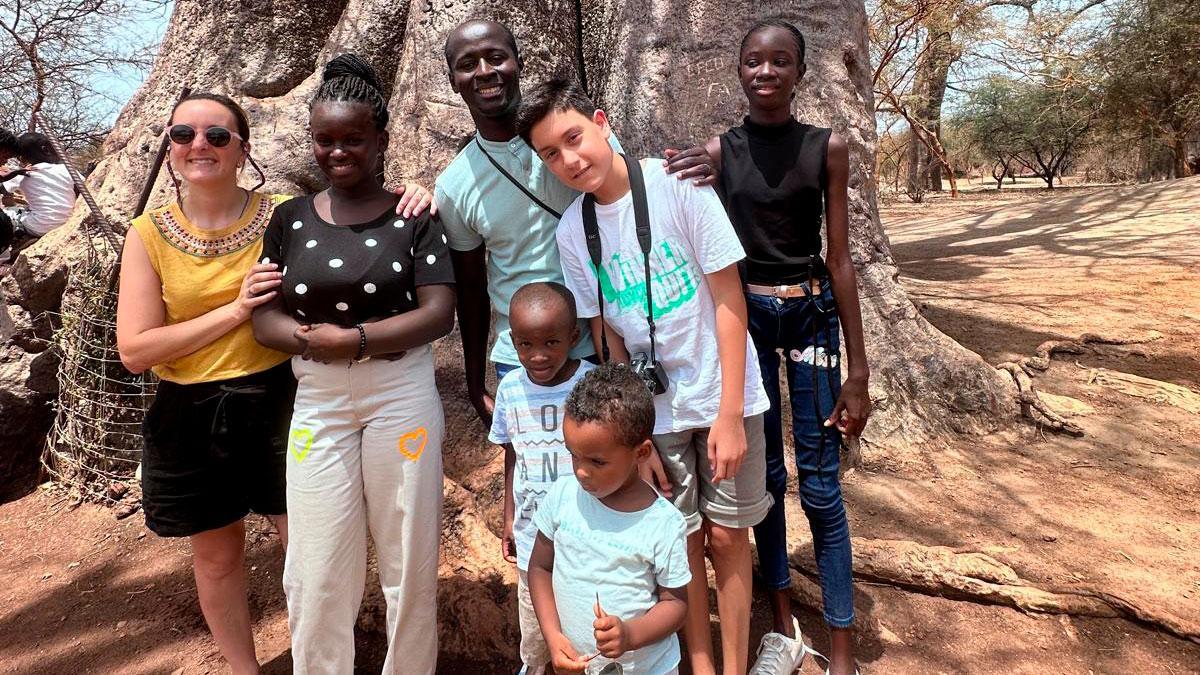 Abdou Karim Thiam Seydi, en el centro, con su familia, durante uno de sus viajes a Senegal.