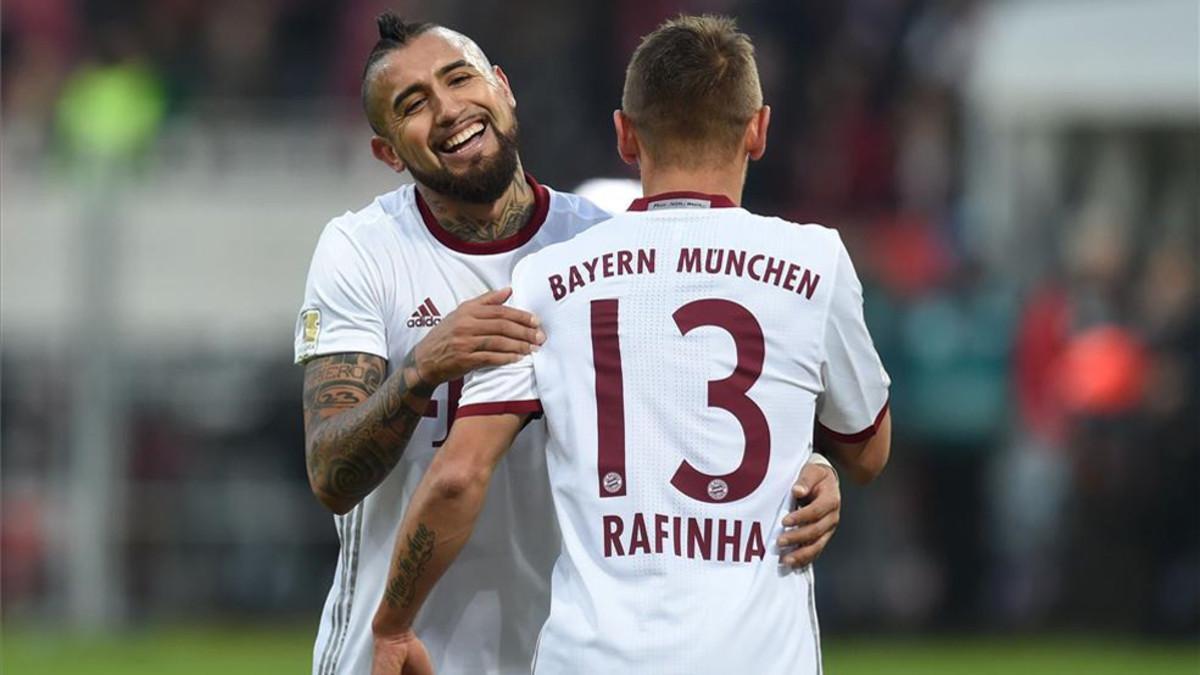 Arturo Vidal se abraza con Rafinha tras marcar el primer gol del Bayern en el minuto 90