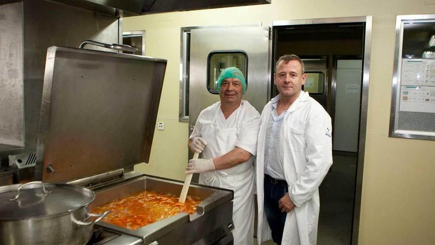 Joaquín Cabo y Severino González (a la derecha), ayer, en la cocina del Hospital de Riaño.