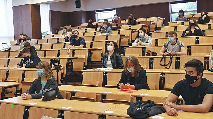 Alumnos en el inicio del curso en el campus.