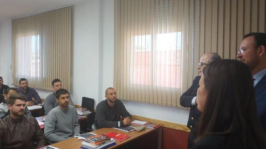 Presentación de los 33 aspirantes a bombero con los concejales Lola Sánchez y José Guillén.