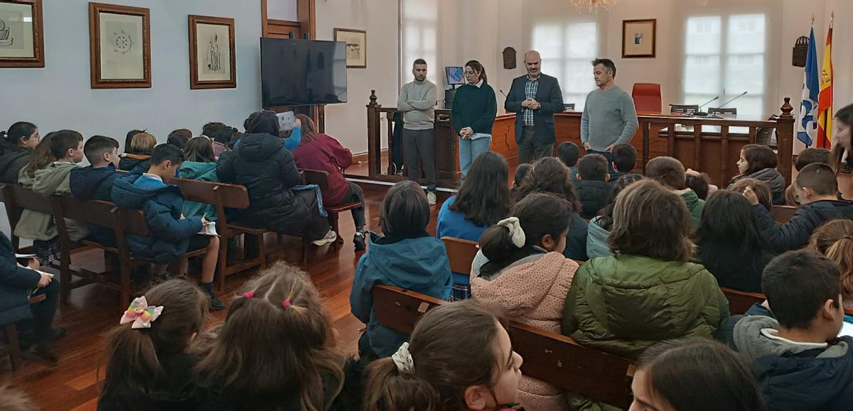 La visita del alumnado del Virxe Milagrosa, ayer, en el salón de plenos del Concello de Bueu. | FDV