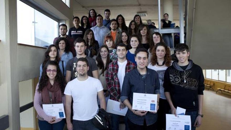 Foto de familia de los galardonados en el certamen «Inventa» 2012, ayer, en la Escuela Politécnica de Ingeniería de Gijón. | juan plaza