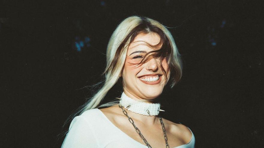 Alba Reche, cantante del Atlantic Pride de A Coruña: "Hay discursos que preocupan mucho y, al mismo tiempo, hay muchas personas que buscan un lugar donde sentirse acompañadas"