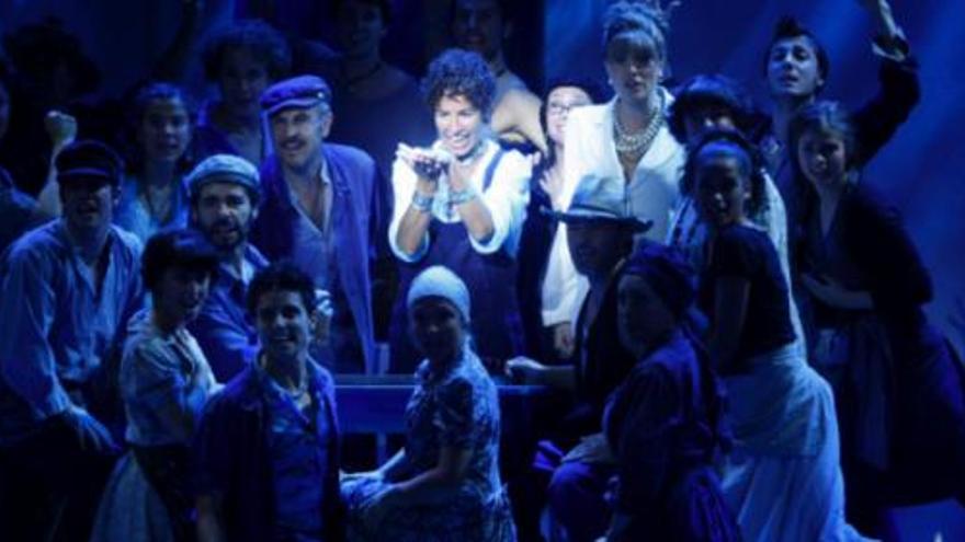 La cantante Nina, en el centro, es una de las protagonistas del musical ´Mamma Mia!´.