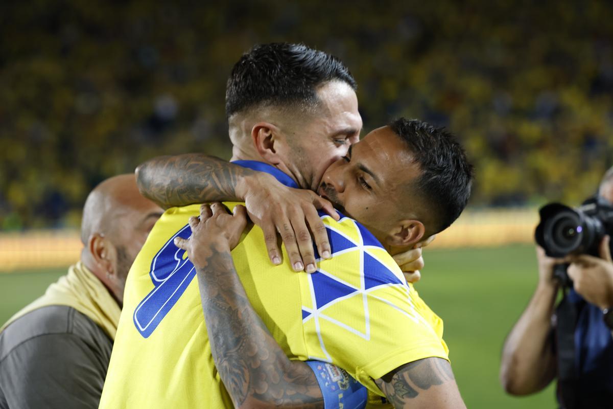 Vitolo se abraza con Viera, en la fiesta del Gran Canaria por el séptimo ascenso a Primera de la UD.
