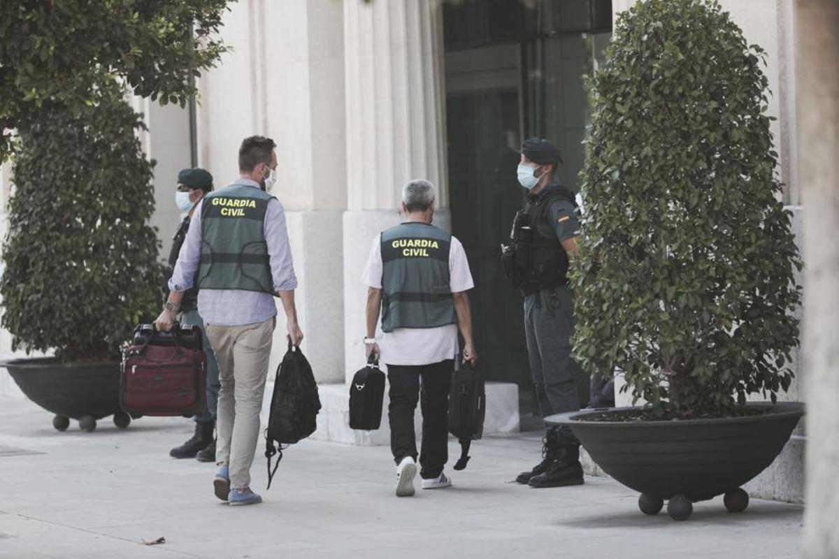 Agentes de la Guardia Civil en la sede de la Autoridad Portuaria de Baleares.