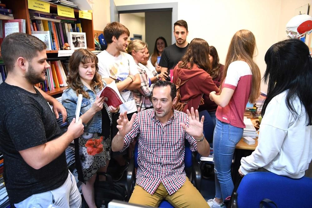 El profesor de A Coruña que regala libros