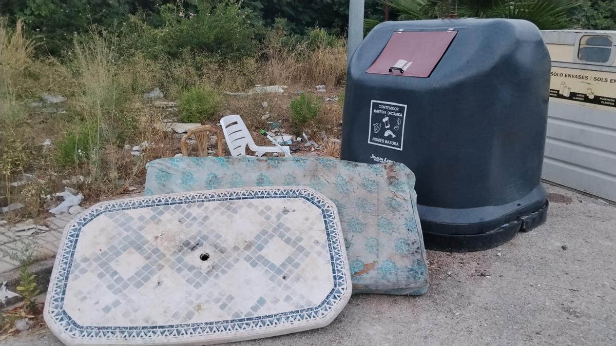 Una imagen de residuos abandonados en zona protegida en Villalonga