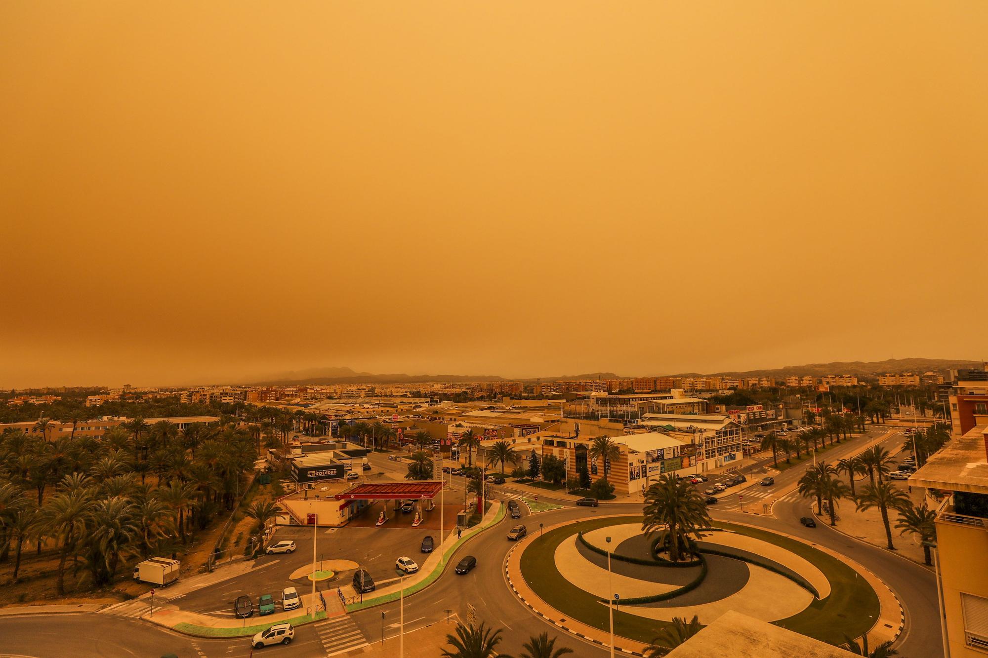 El "polvo rojo" del Sáhara inunda Elche