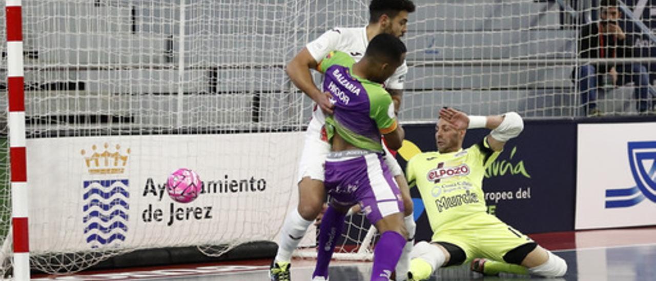 Higor anticipándose delante de Matteus para hacer el primer gol del encuentro.