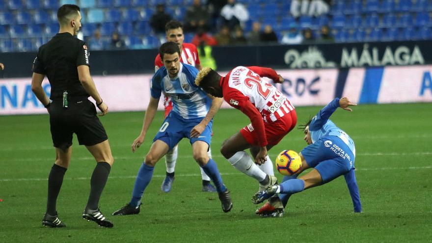 Renato Santos malogra una ocasión intentando un acrobático remate y de fondo unas gradas de La Rosaleda con muchos huecos libres.