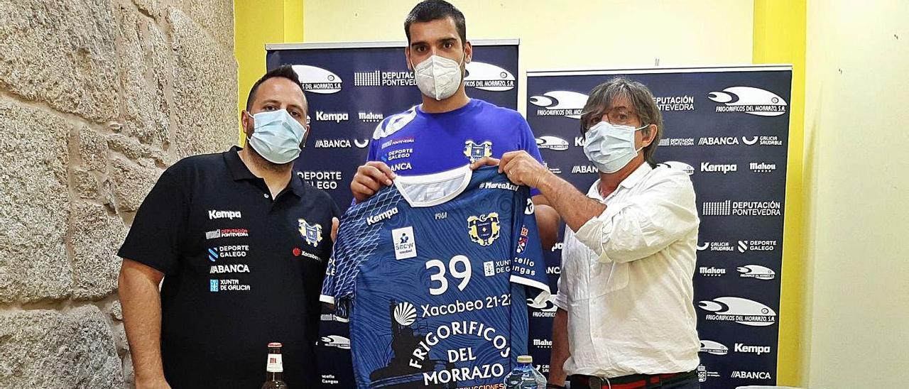 Asensi posó ayer con su nueva camiseta junto a Nacho Moyano y Alberto González.