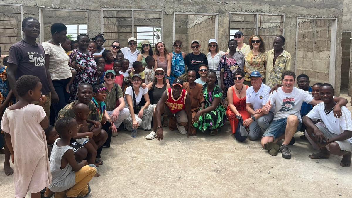 Cuatro alumnos de la Escuela de Hostelería Castellón cambian las aulas por una misión humanitaria en Ghana: “No se quería volver ninguno”