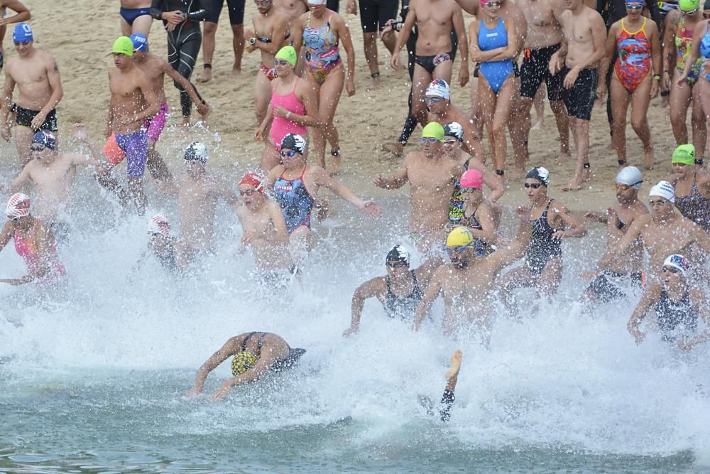 La temperatura del agua, muy fría, condicionó la prueba, en la que participaron 353 nadadores. Simón Cotelo y Aroa Silva fueron los reyes del podio.