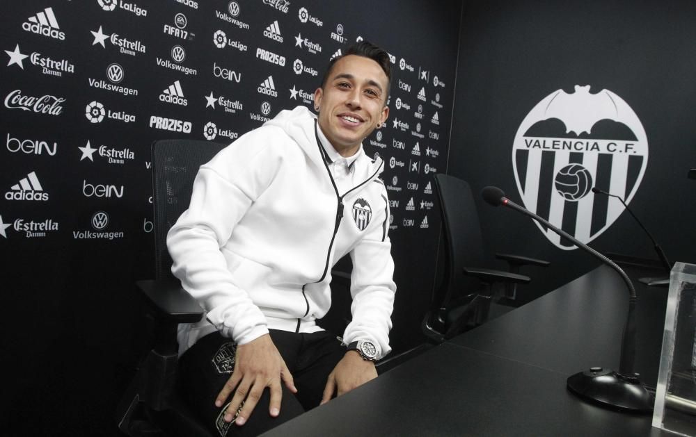 Presentación de Orellana como jugador del Valencia