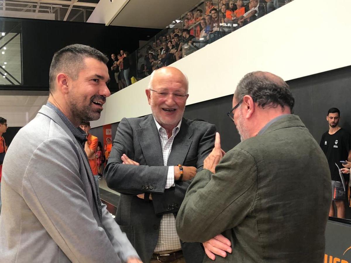 Martínez, Roig y Solá conversan animadamente antes del inicio del homenaje