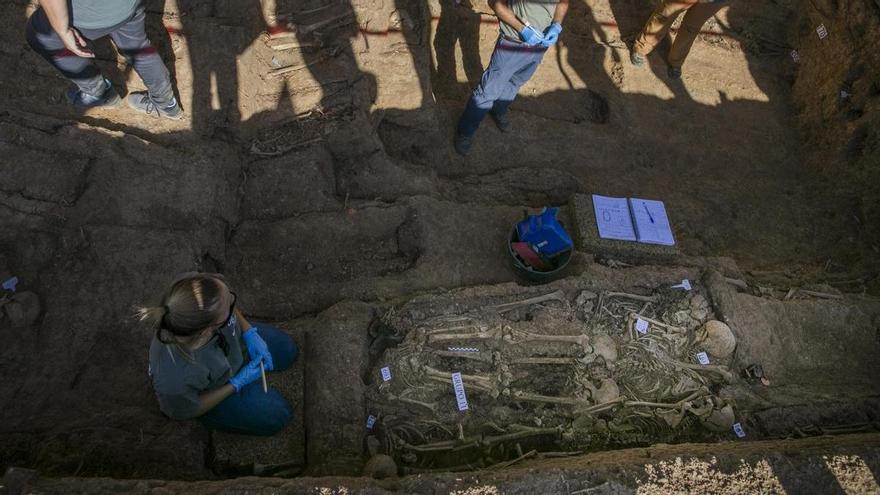 Imagen de archivo de varios investigadores trabajando en la exhumación de una fosa común