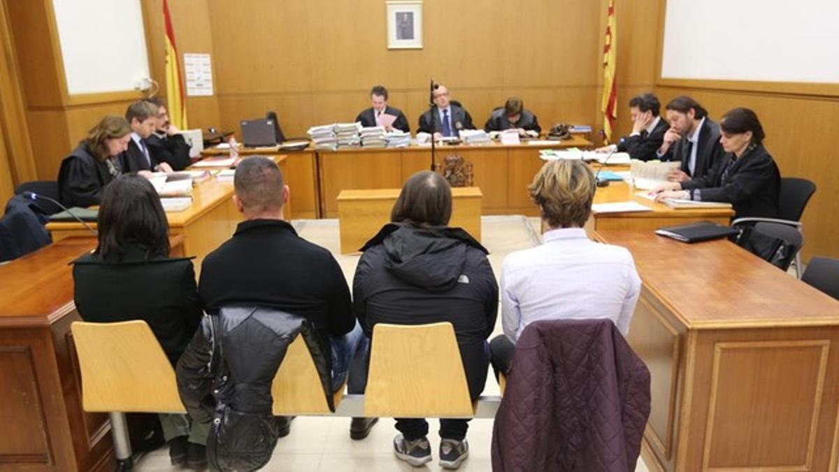 A la izquierda los dos mossos acusados en el juicio celebrado en la Audiencia de Barcelona