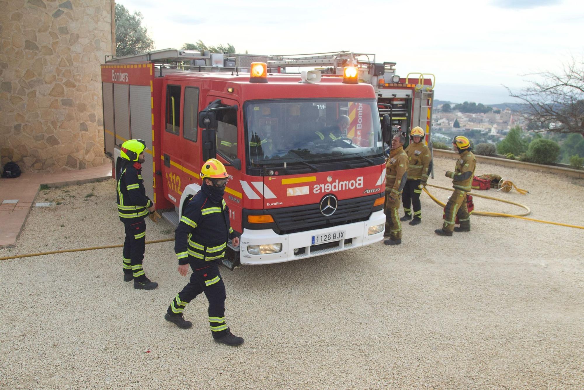 Desalojo de vecinos afectados por el incendio de Aigües