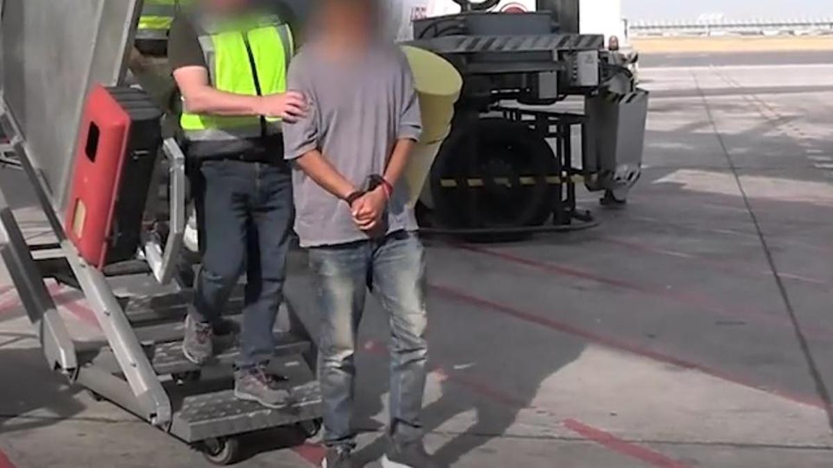 Martiño Ramos, conducido por policías españoles de la Interpol, a su llegada al aeropuerto de Barajas, desde La Habana (Cuba).