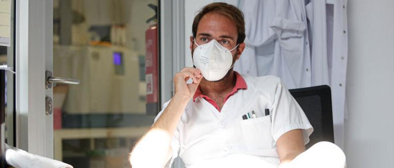 Javier Segura, en el laboratorio de Microbiología de Can Misses.