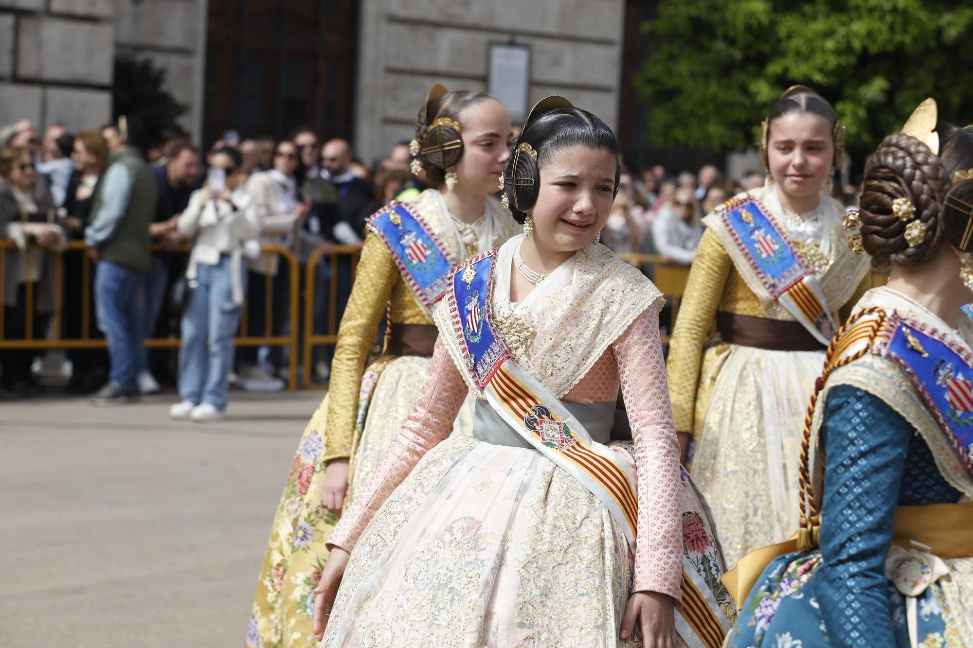 Las Falleras Mayores y la corte despiden la última mascletà entre lágrimas