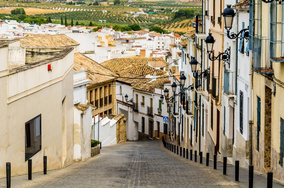 Antigua calle estrecha en Baena
