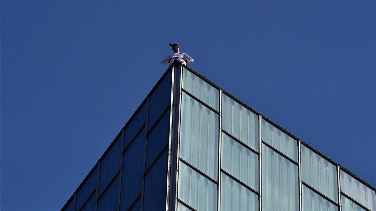 George King mira desde lo alto del hotel Melià Sky, tras escalarlo a pulso.