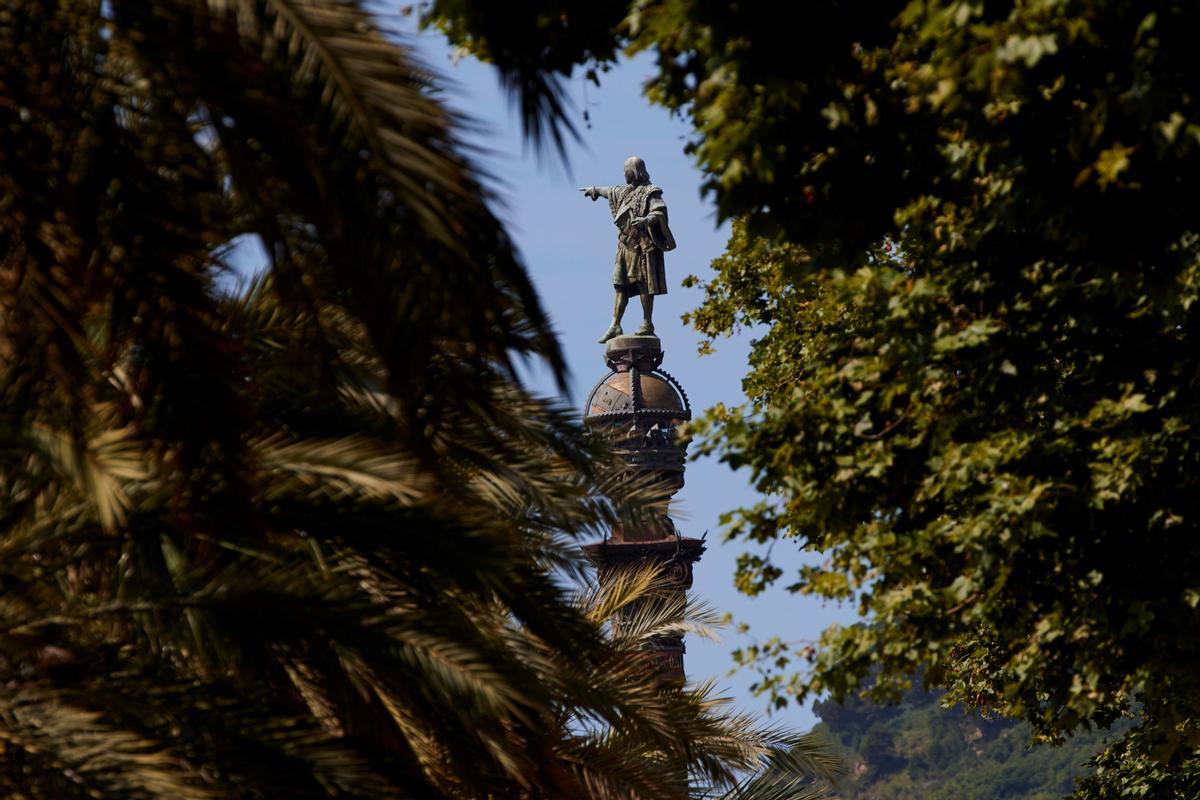 La estatua de Colón, entre vegetación, en junio del 2020.