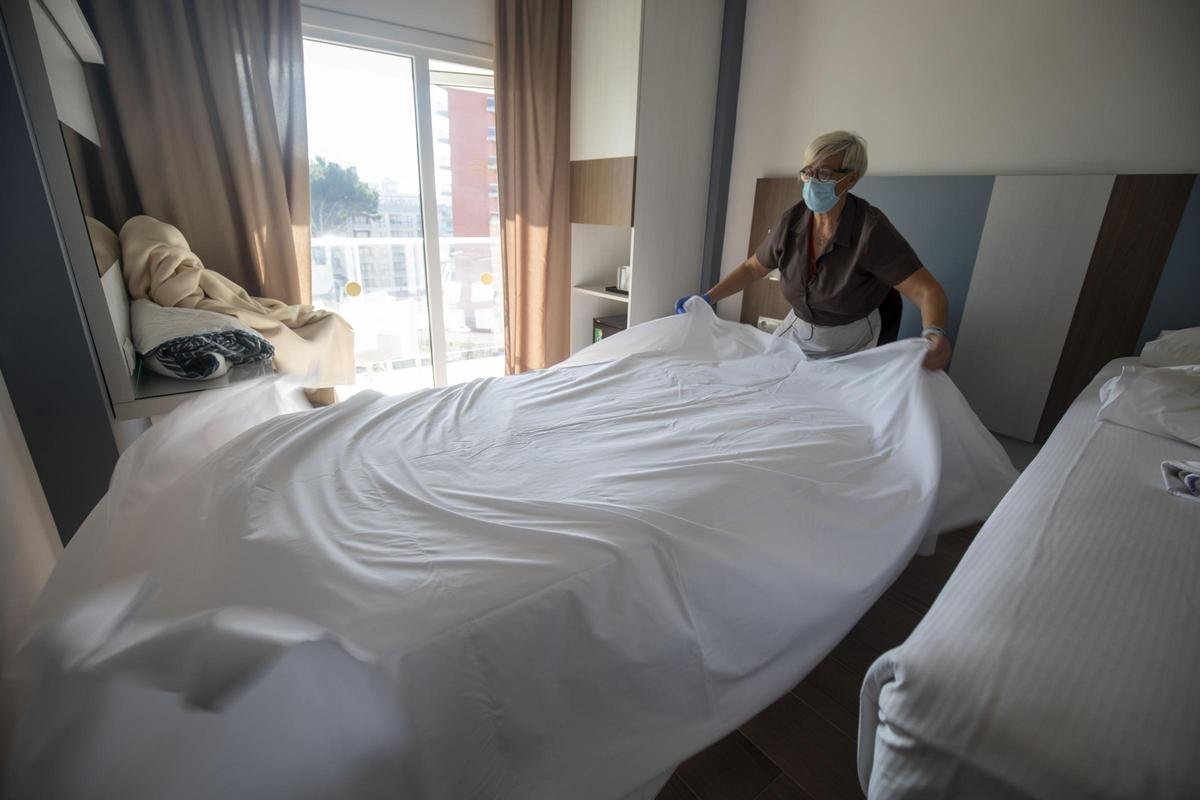 Los sindicatos exigen que la medición de las cargas de trabajo de las camareras de piso concluya este año.