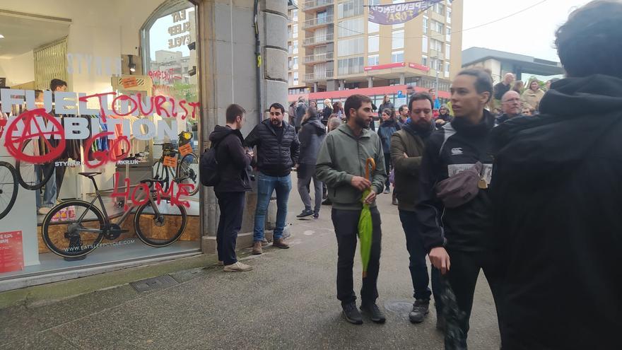 Pintades contra els establiments turístics i ciclistes de Girona