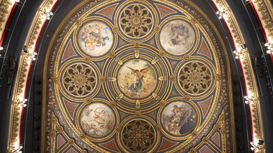 Todos los detalles del hermoso techo de la sala de butacas del Teatro Principal de Zaragoza