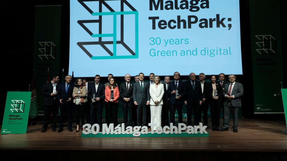 La foto de familia del acto del 30 aniversario del Málaga TechPark (PTA), celebrado este martes en el Palacio de Ferias de Málaga.