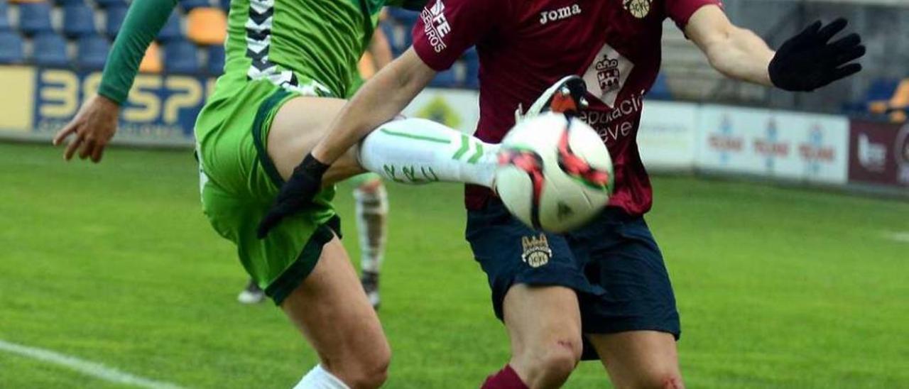 Una jugada de la última visita del Racing de Santander a Pasarón. // Rafa Vázquez