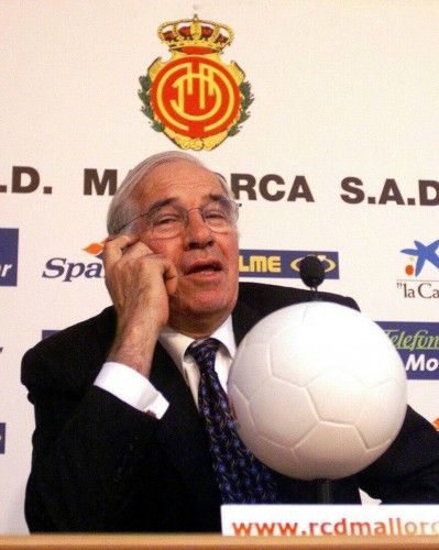 Luis Aragonés ha muerto a los 75 años en Madrid. Como jugador, su carrera comenzó en el Oviedo y el Betis, aunque destacó en el club de toda su vida, el Atlético, en el que militó diez temporadas, de 1964 a 1974, convirtiéndose en uno de los centroca