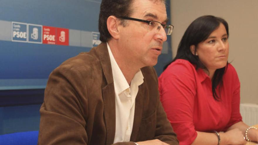 Antonio Plaza, secretario general provincial, y Ana Sánchez, procuradora por Zamora en las Cortes, en rueda de prensa.