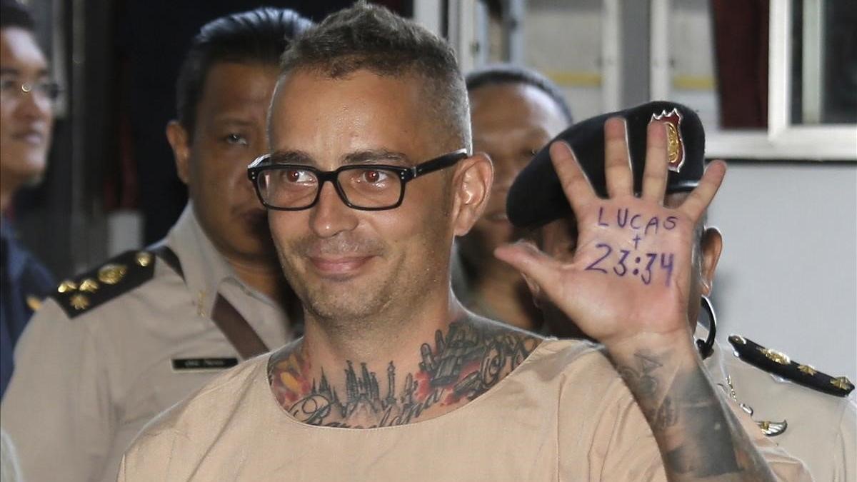 Artur Segarra muestra su mano con una referencia bíblica a su llegada al tribunal tailandés que le sentenció en el 2017.