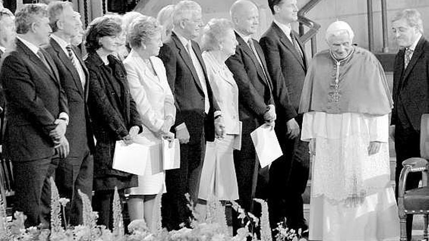 Benedicto XVI pasa junto a los ex primeros ministros Brown, Blair, Major y Margaret Thatcher.