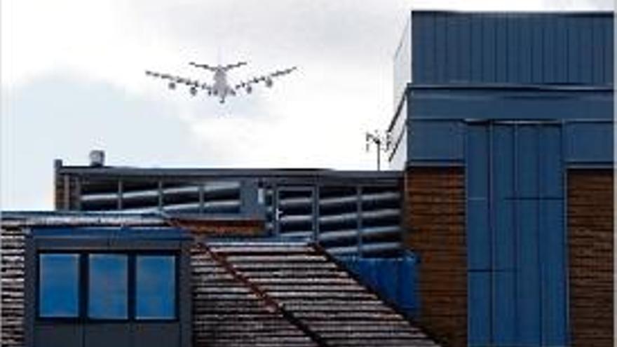 Un avió passa per la zona on es va trobar el cadàver de l&#039;immigrant.