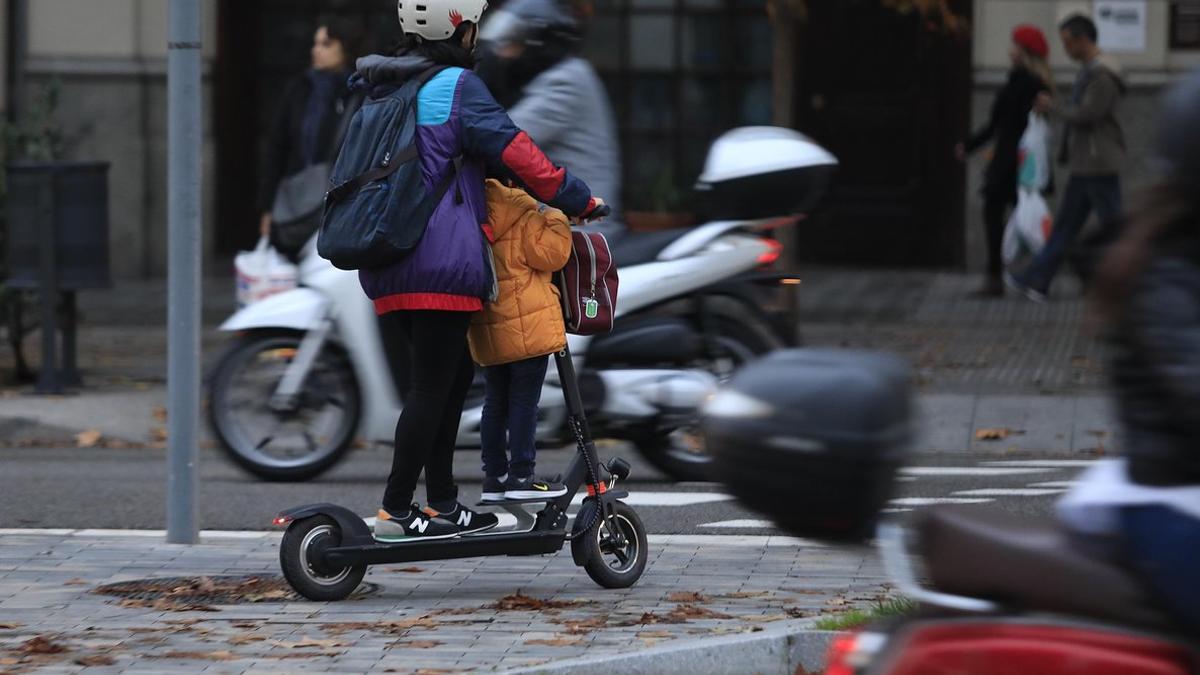 Un patinete eléctrico, en el centro de Barcelona.