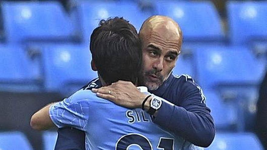 Silva recibe el abrazo de Guardiola en su despedida del City.