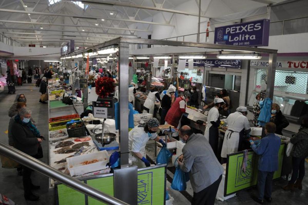 Actividad en el interior del mercado municipal, a mediodía. | // G.NÚÑEZ