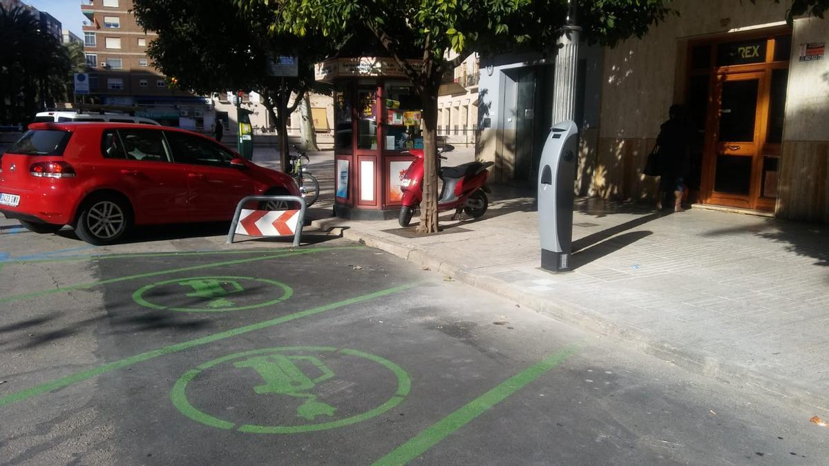 Un punto de recarga de energía para coches eléctricos en Alzira, en una imagen de archivo.