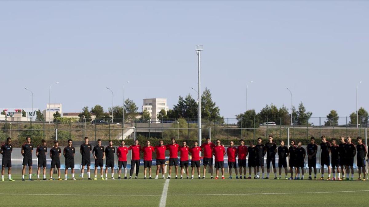 Antes de la sesión, jugadores y técnicos del filial se unieron en un respetuoso minuto de silencio